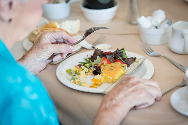 Hygienic food serve for seniors at the best retirement residence in Oakville, ON